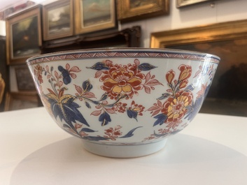 A Chinese Imari style bowl with floral design, Qianlong/Jiaqing