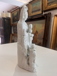 A Chinese Dehua blanc de Chine figure of Guanyin with servants, 19th C.