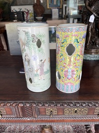 Twee opengewerkte Chinese famille rose en qianjiang cai hoedensteunen met figuren in een landschap en floraal decor, 19de/20ste eeuw