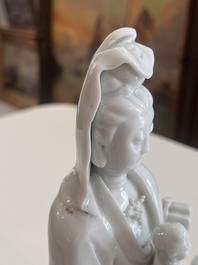 A Chinese Dehua blanc de Chine figure of Guanyin with servants, 19th C.