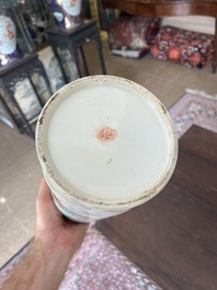 Twee opengewerkte Chinese famille rose en qianjiang cai hoedensteunen met figuren in een landschap en floraal decor, 19de/20ste eeuw