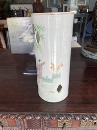 Twee opengewerkte Chinese famille rose en qianjiang cai hoedensteunen met figuren in een landschap en floraal decor, 19de/20ste eeuw