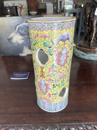 Twee opengewerkte Chinese famille rose en qianjiang cai hoedensteunen met figuren in een landschap en floraal decor, 19de/20ste eeuw