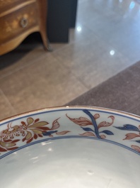 A Chinese Imari style bowl with floral design, Qianlong/Jiaqing