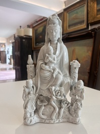 A Chinese Dehua blanc de Chine figure of Guanyin with servants, 19th C.