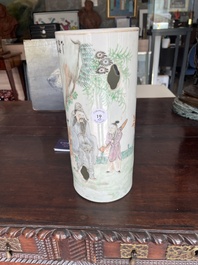 Twee opengewerkte Chinese famille rose en qianjiang cai hoedensteunen met figuren in een landschap en floraal decor, 19de/20ste eeuw