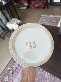 Twee opengewerkte Chinese famille rose en qianjiang cai hoedensteunen met figuren in een landschap en floraal decor, 19de/20ste eeuw