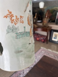Twee opengewerkte Chinese famille rose en qianjiang cai hoedensteunen met figuren in een landschap en floraal decor, 19de/20ste eeuw