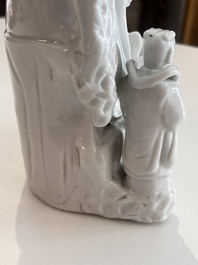 A Chinese Dehua blanc de Chine figure of Guanyin with servants, 19th C.