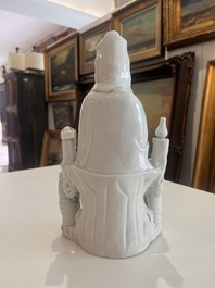 A Chinese Dehua blanc de Chine figure of Guanyin with servants, 19th C.