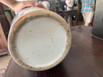 Een Chinese famille rose vaas met verhalend decor rondom en reli&euml;fdecor van perziken, 19de eeuw