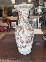 Een Chinese famille rose vaas met verhalend decor rondom en reli&euml;fdecor van perziken, 19de eeuw
