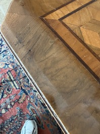 Een Franse Lodewijk XVI-stijl gefineerd houten commode met parqueterie en bronzen monturen, 19de eeuw