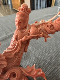A Chinese red coral group with ladies during a tea ceremony in a garden, 19th/20th C.