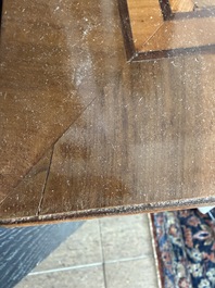 Een Franse Lodewijk XVI-stijl gefineerd houten commode met parqueterie en bronzen monturen, 19de eeuw