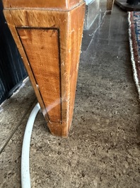 Een Franse Lodewijk XVI-stijl gefineerd houten commode met parqueterie en bronzen monturen, 19de eeuw