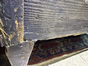 Een Franse Lodewijk XVI-stijl gefineerd houten commode met parqueterie en bronzen monturen, 19de eeuw