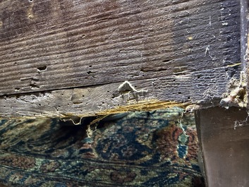 Een Franse Lodewijk XVI-stijl gefineerd houten commode met parqueterie en bronzen monturen, 19de eeuw