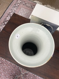 Een Chinese famille rose vaas met verhalend decor rondom en reli&euml;fdecor van perziken, 19de eeuw