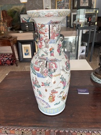 Een Chinese famille rose vaas met verhalend decor rondom en reli&euml;fdecor van perziken, 19de eeuw
