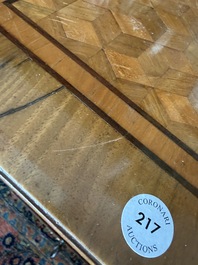Een Franse Lodewijk XVI-stijl gefineerd houten commode met parqueterie en bronzen monturen, 19de eeuw