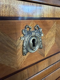 Een Franse Lodewijk XVI-stijl gefineerd houten commode met parqueterie en bronzen monturen, 19de eeuw