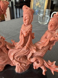 A Chinese red coral group with ladies during a tea ceremony in a garden, 19th/20th C.