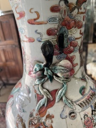 Een Chinese famille rose vaas met verhalend decor rondom en reli&euml;fdecor van perziken, 19de eeuw