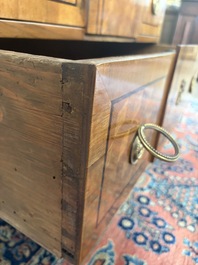 Een Franse Lodewijk XVI-stijl gefineerd houten commode met parqueterie en bronzen monturen, 19de eeuw