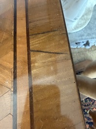Een Franse Lodewijk XVI-stijl gefineerd houten commode met parqueterie en bronzen monturen, 19de eeuw