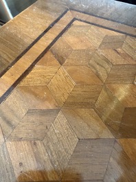 Een Franse Lodewijk XVI-stijl gefineerd houten commode met parqueterie en bronzen monturen, 19de eeuw