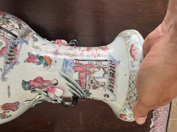 Een Chinese famille rose vaas met verhalend decor rondom en reli&euml;fdecor van perziken, 19de eeuw