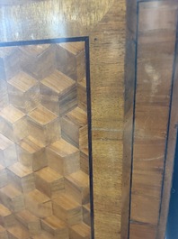 Een Franse Lodewijk XVI-stijl gefineerd houten commode met parqueterie en bronzen monturen, 19de eeuw