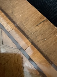 Een Franse Lodewijk XVI-stijl gefineerd houten commode met parqueterie en bronzen monturen, 19de eeuw