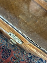 Een Franse Lodewijk XVI-stijl gefineerd houten commode met parqueterie en bronzen monturen, 19de eeuw