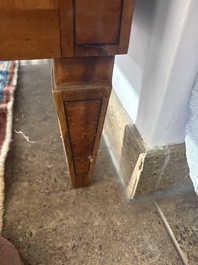 Een Franse Lodewijk XVI-stijl gefineerd houten commode met parqueterie en bronzen monturen, 19de eeuw