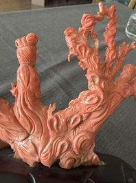 A Chinese red coral group with ladies during a tea ceremony in a garden, 19th/20th C.
