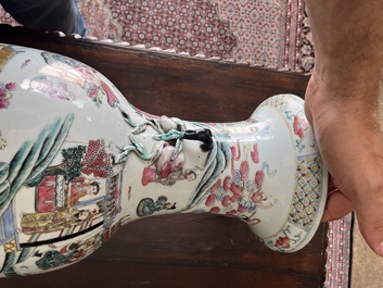 Een Chinese famille rose vaas met verhalend decor rondom en reli&euml;fdecor van perziken, 19de eeuw