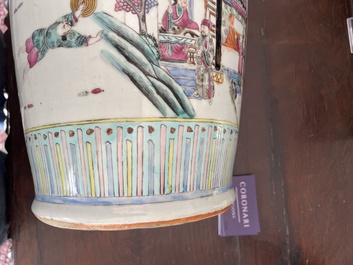 Een Chinese famille rose vaas met verhalend decor rondom en reli&euml;fdecor van perziken, 19de eeuw