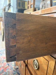 Een Franse Lodewijk XVI-stijl gefineerd houten commode met parqueterie en bronzen monturen, 19de eeuw
