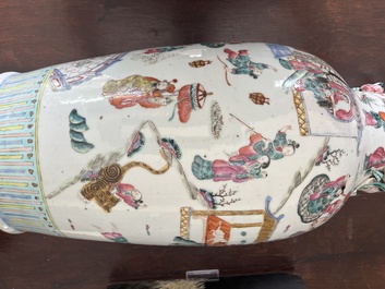 Een Chinese famille rose vaas met verhalend decor rondom en reli&euml;fdecor van perziken, 19de eeuw