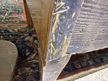 Een Franse Lodewijk XVI-stijl gefineerd houten commode met parqueterie en bronzen monturen, 19de eeuw