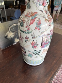 Een Chinese famille rose vaas met verhalend decor rondom en reli&euml;fdecor van perziken, 19de eeuw