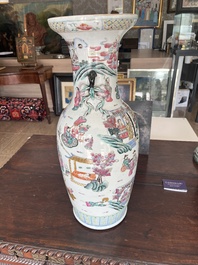 Een Chinese famille rose vaas met verhalend decor rondom en reli&euml;fdecor van perziken, 19de eeuw