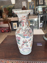 Een Chinese famille rose vaas met verhalend decor rondom en reli&euml;fdecor van perziken, 19de eeuw