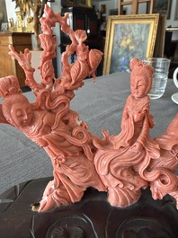 A Chinese red coral group with ladies during a tea ceremony in a garden, 19th/20th C.