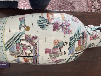 Een Chinese famille rose vaas met verhalend decor rondom en reli&euml;fdecor van perziken, 19de eeuw