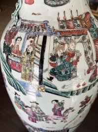 Een Chinese famille rose vaas met verhalend decor rondom en reli&euml;fdecor van perziken, 19de eeuw