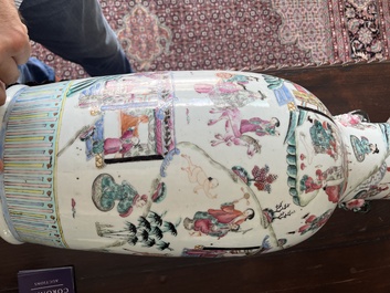 Een Chinese famille rose vaas met verhalend decor rondom en reli&euml;fdecor van perziken, 19de eeuw