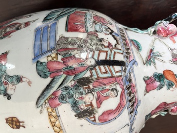 Een Chinese famille rose vaas met verhalend decor rondom en reli&euml;fdecor van perziken, 19de eeuw